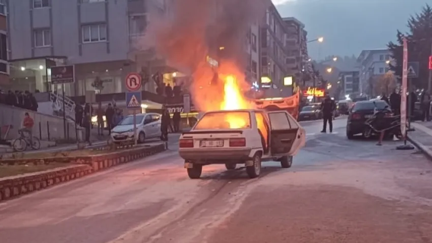 Amasya’da korku dolu anlar… Otomobil alev alev yandı haberinin görseli