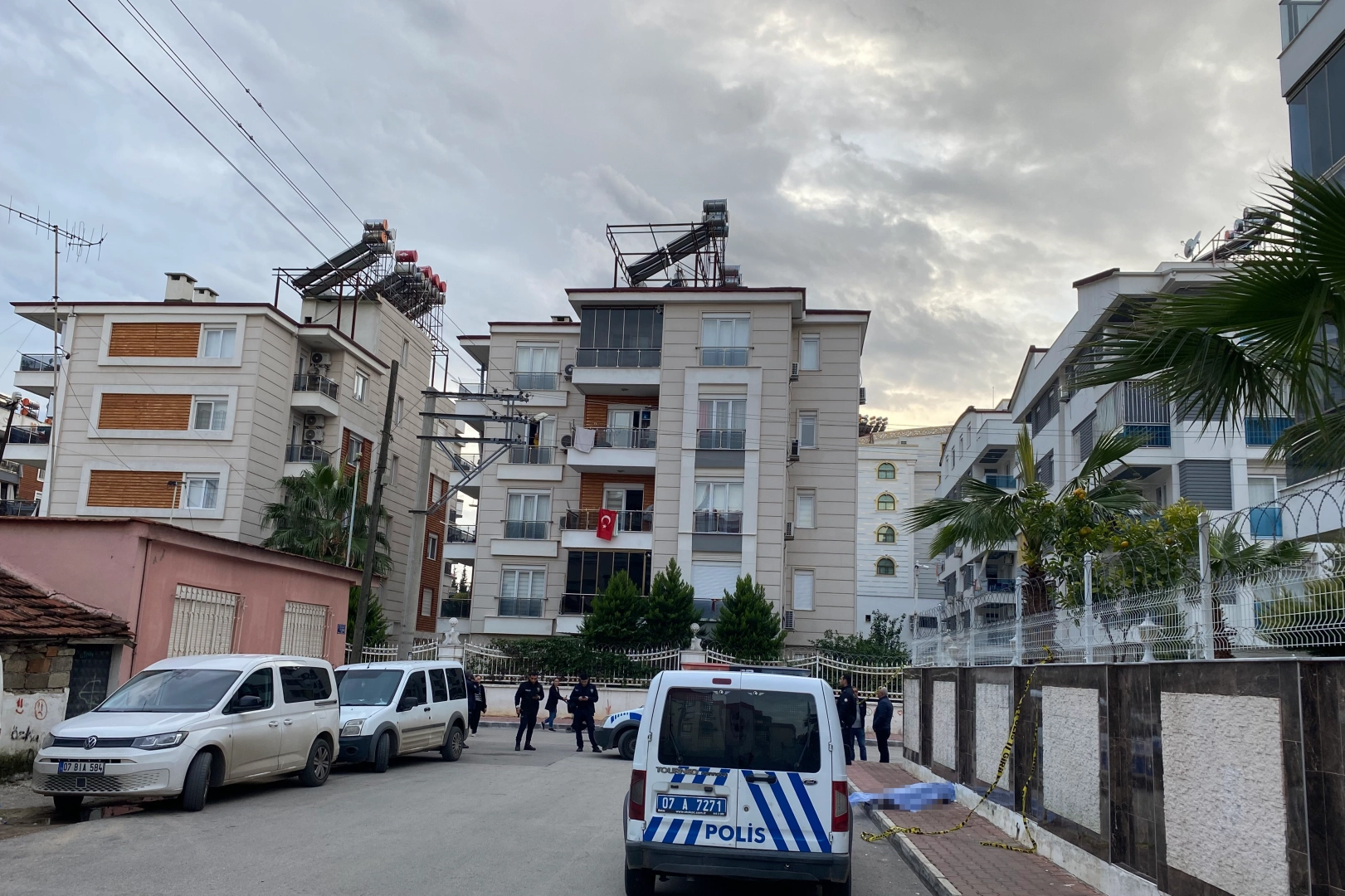Antalya’da kaldırım üzerinde ceset bulundu haberinin görseli