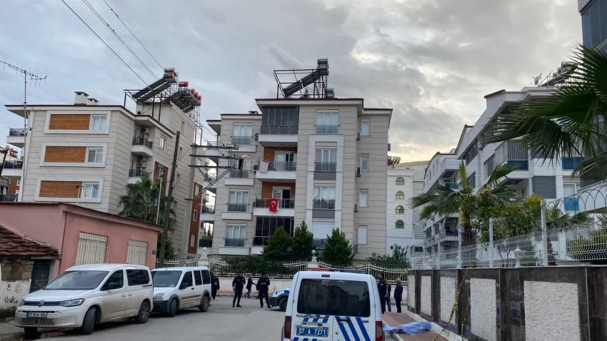 Antalya’da kaldırım üzerinde ceset bulundu haberinin görseli