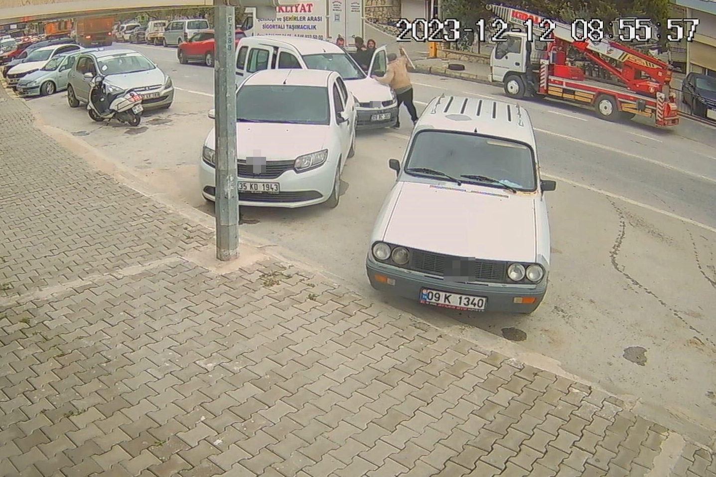 Aydın'da kavga: Oğlunu bastonunu savurarak kurtarmaya çalıştı haberinin görseli