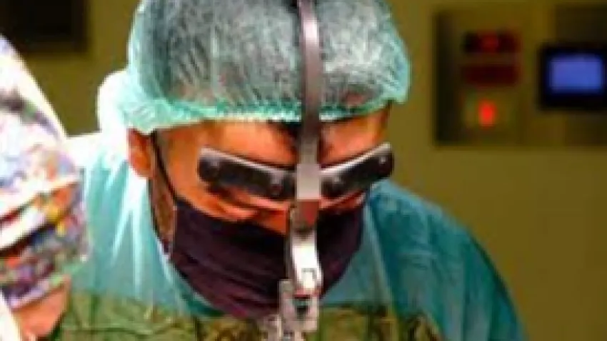 Büyük meme kadınlarda sırt ve omuz ağrısına yol açıyor haberinin görseli