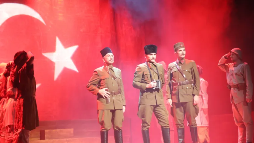 ‘Cumhuriyete Doğru’ tiyatro oyununa yoğun ilgi haberinin görseli