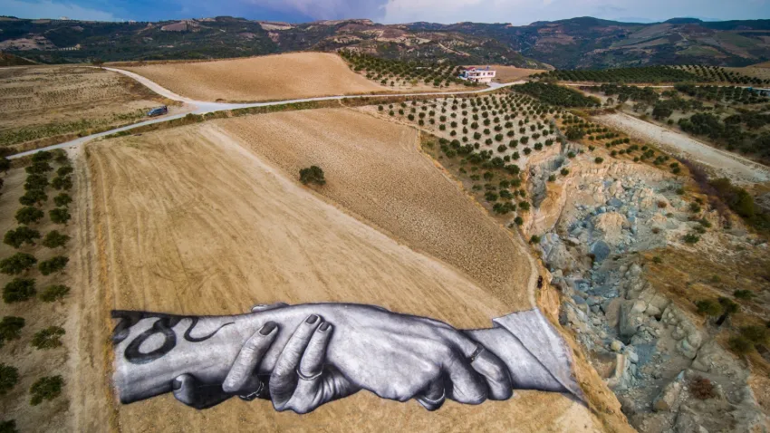 Depremde ortadan ikiye ayrılmıştı...Fransız sanatçıdan zeytin bahçesine kardeşlik eseri haberinin görseli