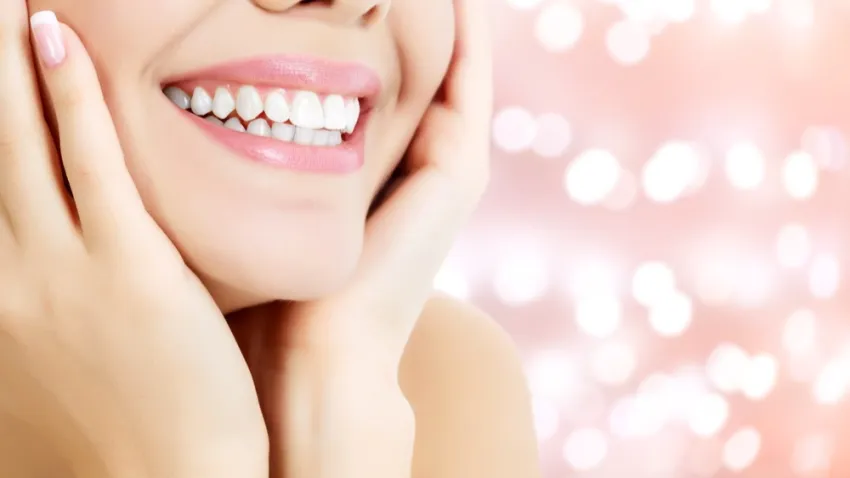 Diş beyazlatma ile çarpıcı bir gülümseme haberinin görseli