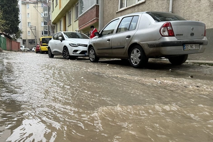 Edirne'de boru patladı sokaklar göle döndü