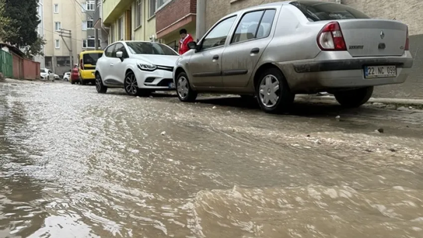 Edirne'de boru patladı sokaklar göle döndü