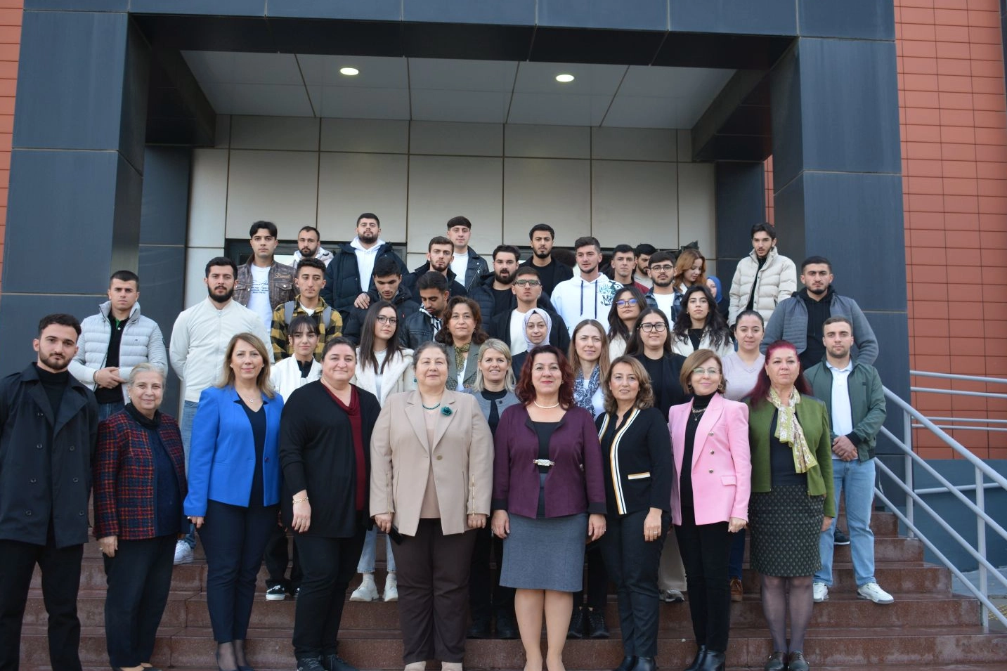 EÜ’de Azerbaycanlı öğrencilere sertifikalı ilk yardım eğitimi haberinin görseli