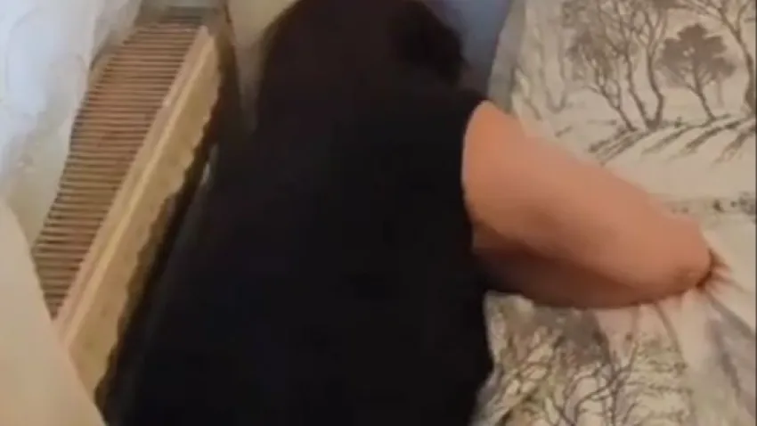 Fuhuş operasyonunda yatağın altına saklanmaya çalışırken yakalandı haberinin görseli