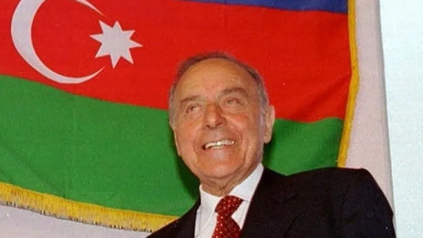 Haydar Aliyev, vefatının 20. yılında Bakü’de anıldı haberinin görseli