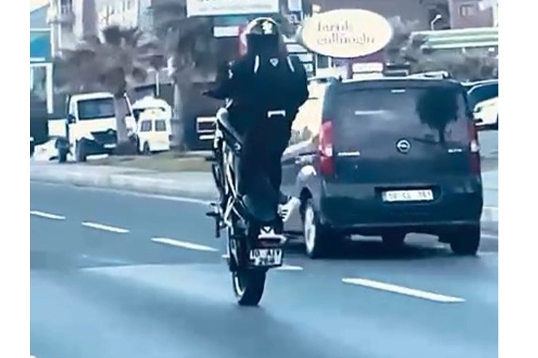 Hem kendini hem trafiği tehlikeye attı…Motosiklet ile ölümle dans etti! haberinin görseli