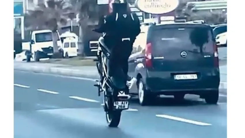 Hem kendini hem trafiği tehlikeye attı…Motosiklet ile ölümle dans etti! haberinin görseli