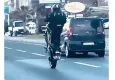 Hem kendini hem trafiği tehlikeye attı…Motosiklet ile ölümle dans etti!