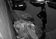 Hırsızlar levye ile market kapısını kırdı
