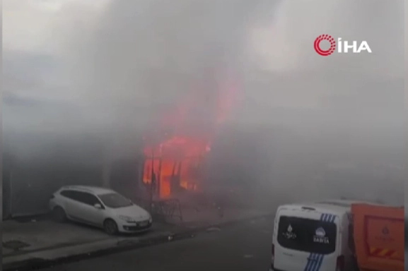 İstanbul'da bir oto tamircide korkutan yangın haberinin görseli