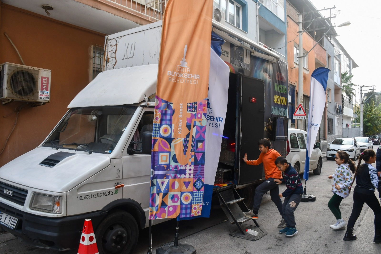 İzmir’de çocuklar 12D sinema keyfi yaşıyor haberinin görseli