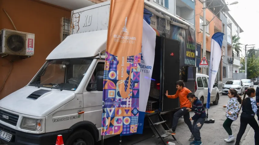 İzmir’de çocuklar 12D sinema keyfi yaşıyor