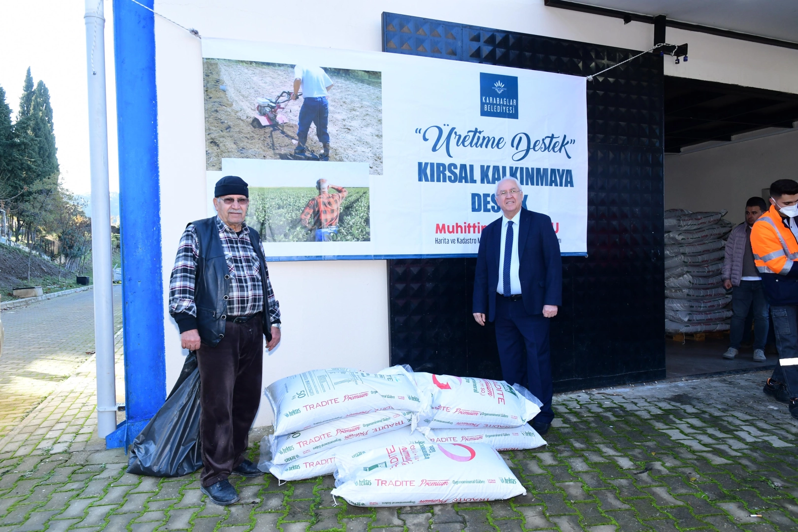 Karabağlar’da üreticiye gübre dağıtılıyor haberinin görseli