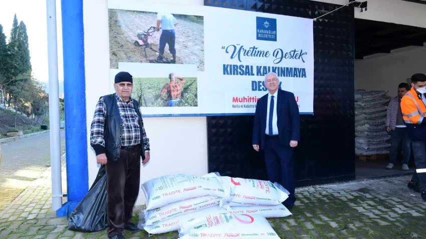 Karabağlar’da üreticiye gübre dağıtılıyor