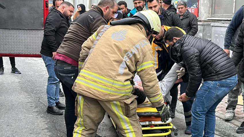 Kontrolden çıkan araç kız yurduna çarptı haberinin görseli