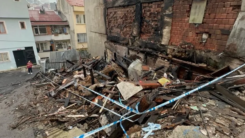 Küle dönen binadan son anda kurtulan adam o anları anlattı haberinin görseli