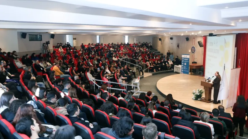 Mezunlar DEÜ’de buluştu haberinin görseli