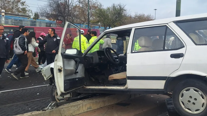 Otomobil tramvay yoluna girdi haberinin görseli