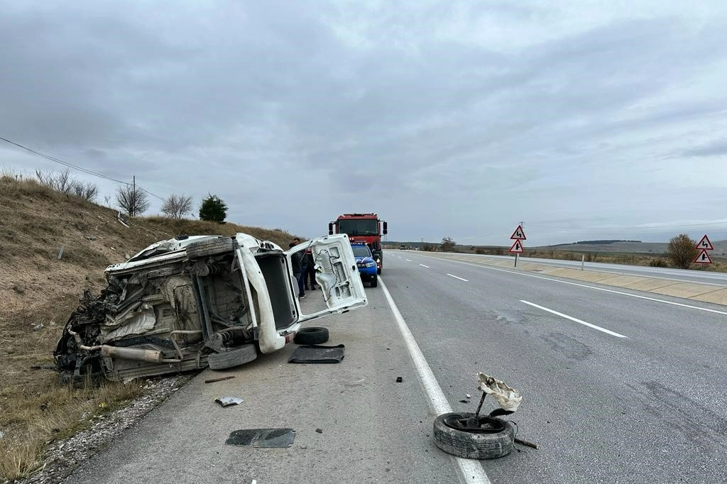 Takla atan kamyonetin sürücüsü hastanede yaşamını yitirdi haberinin görseli