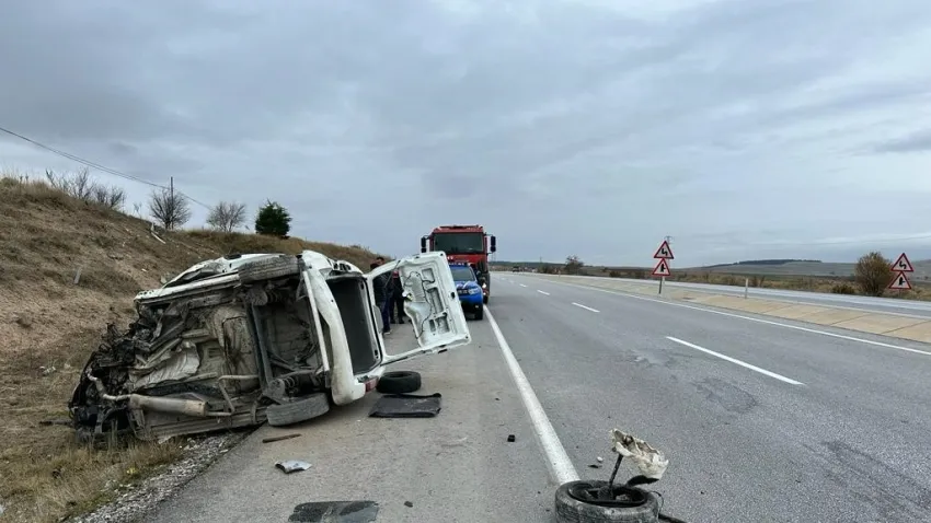 Takla atan kamyonetin sürücüsü hastanede yaşamını yitirdi haberinin görseli