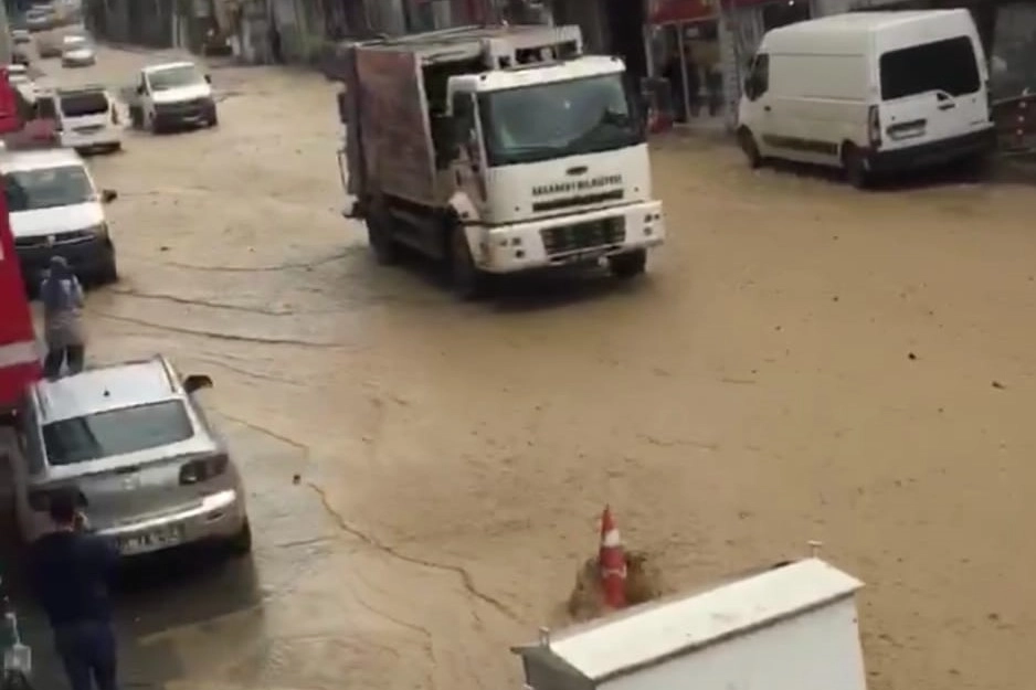 Trabzon'da yollar göle döndü haberinin görseli