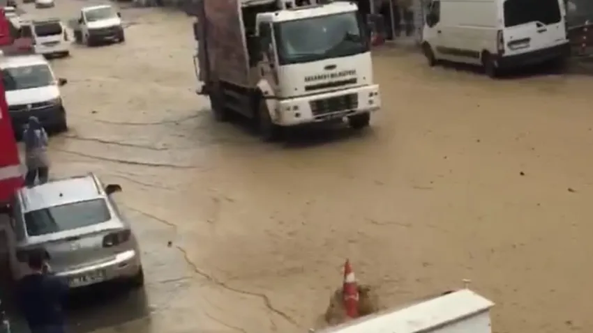 Trabzon'da yollar göle döndü haberinin görseli