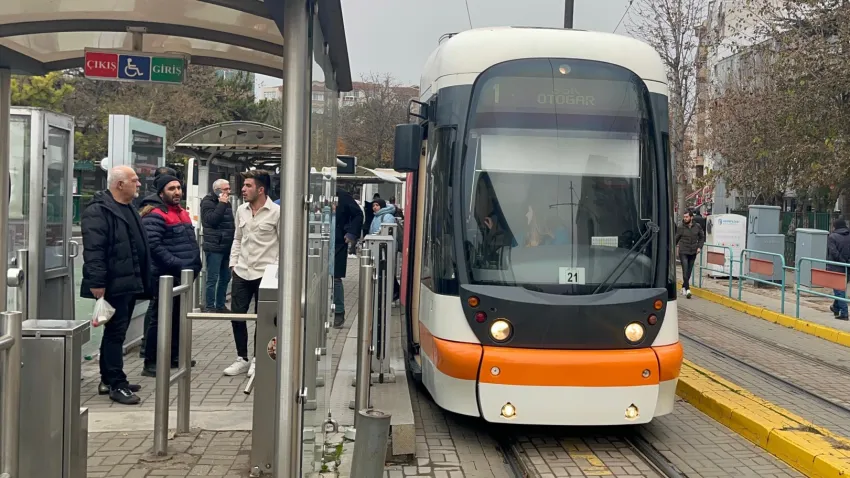 Tramvayda gürültü çıkarma kavgasında bir kişi yaralandı