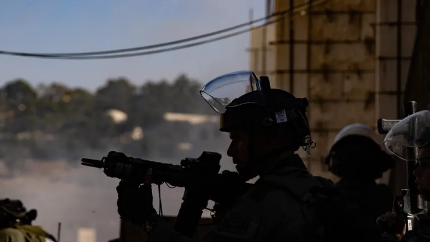 Yarı çıplak alıkonulan Filistinli ailenin yakını konuştu