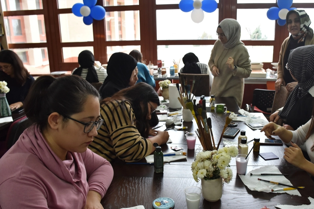 Kütahya'da üniversite öğrencileri atık malzemeleri sanat eserine dönüştürüyor