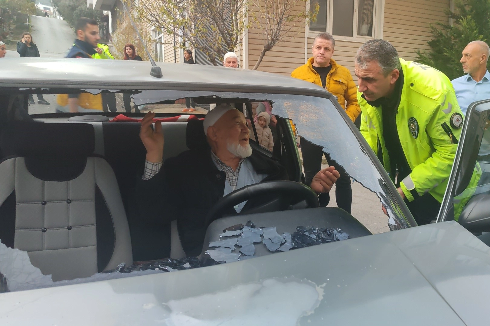 Bursa’da trafik kazası: Park halindeki araca çarpıp sürüklendi