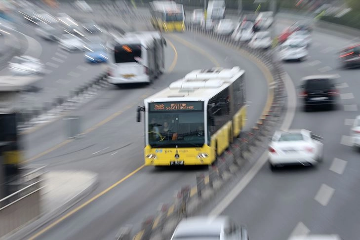 İstanbullular, gece saatlerinde toplu taşımada zorluk yaşıyor haberinin görseli