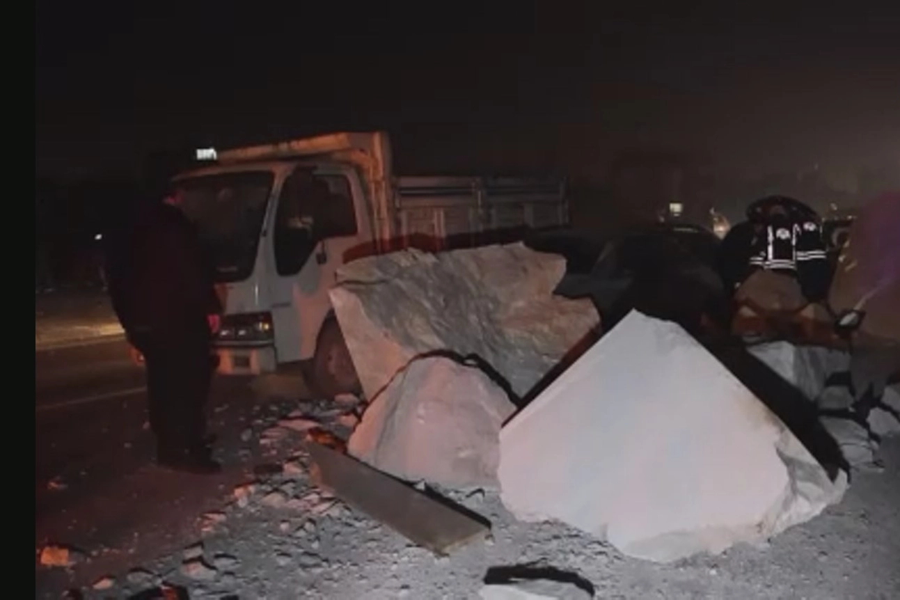 Konya’da kaza: Mermer yüklü tır devrildi, ortalık savaş alanına döndü