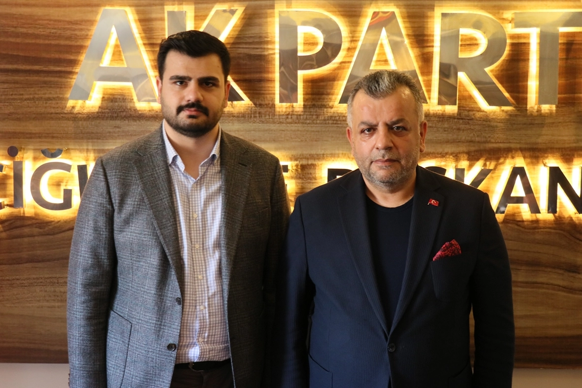 AK Parti'li Eyyüp Kadir İnan, partisinin Çiğli İlçe Başkanlığında konuştu haberinin görseli
