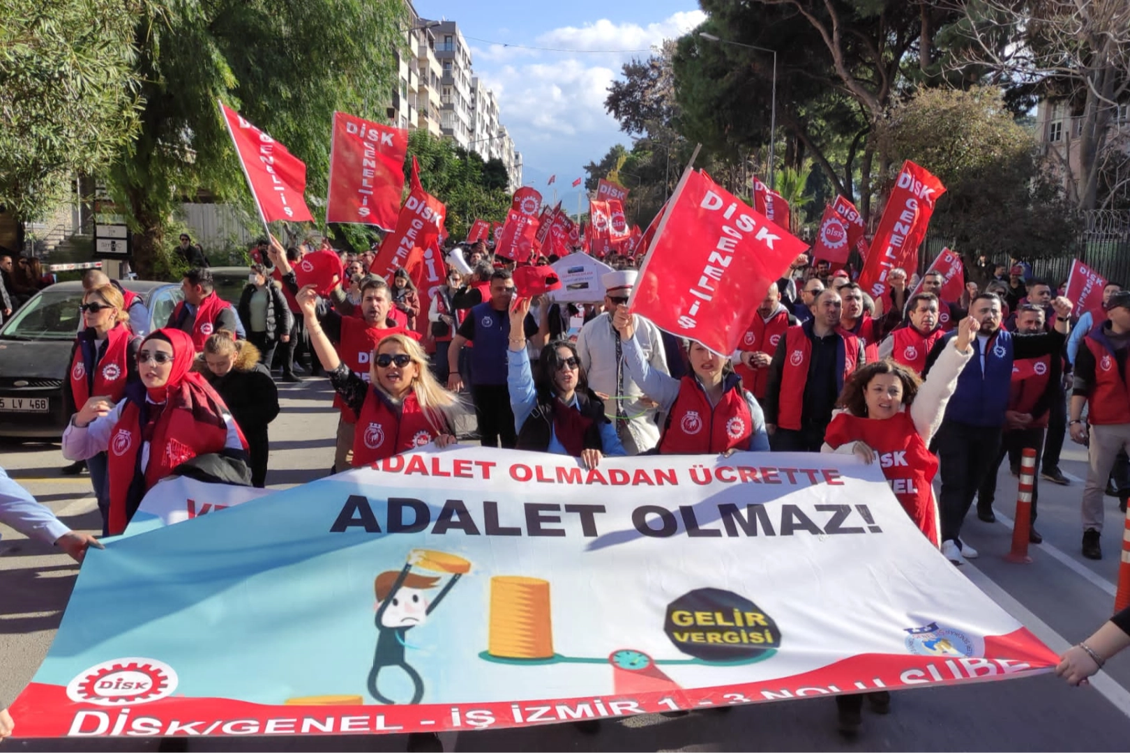 Binlerce işçi sokağa döküldü! Mevcut düzene karşı tek ses: Yeter artık!