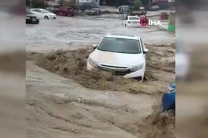 Çanakkale'de sağanak etkisi sürüyor... Araçlar su altında kaldı