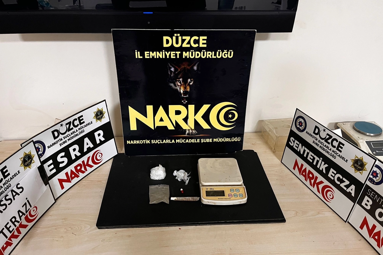 Düzce’de uyuşturucu satıcılarına şok baskın haberinin görseli