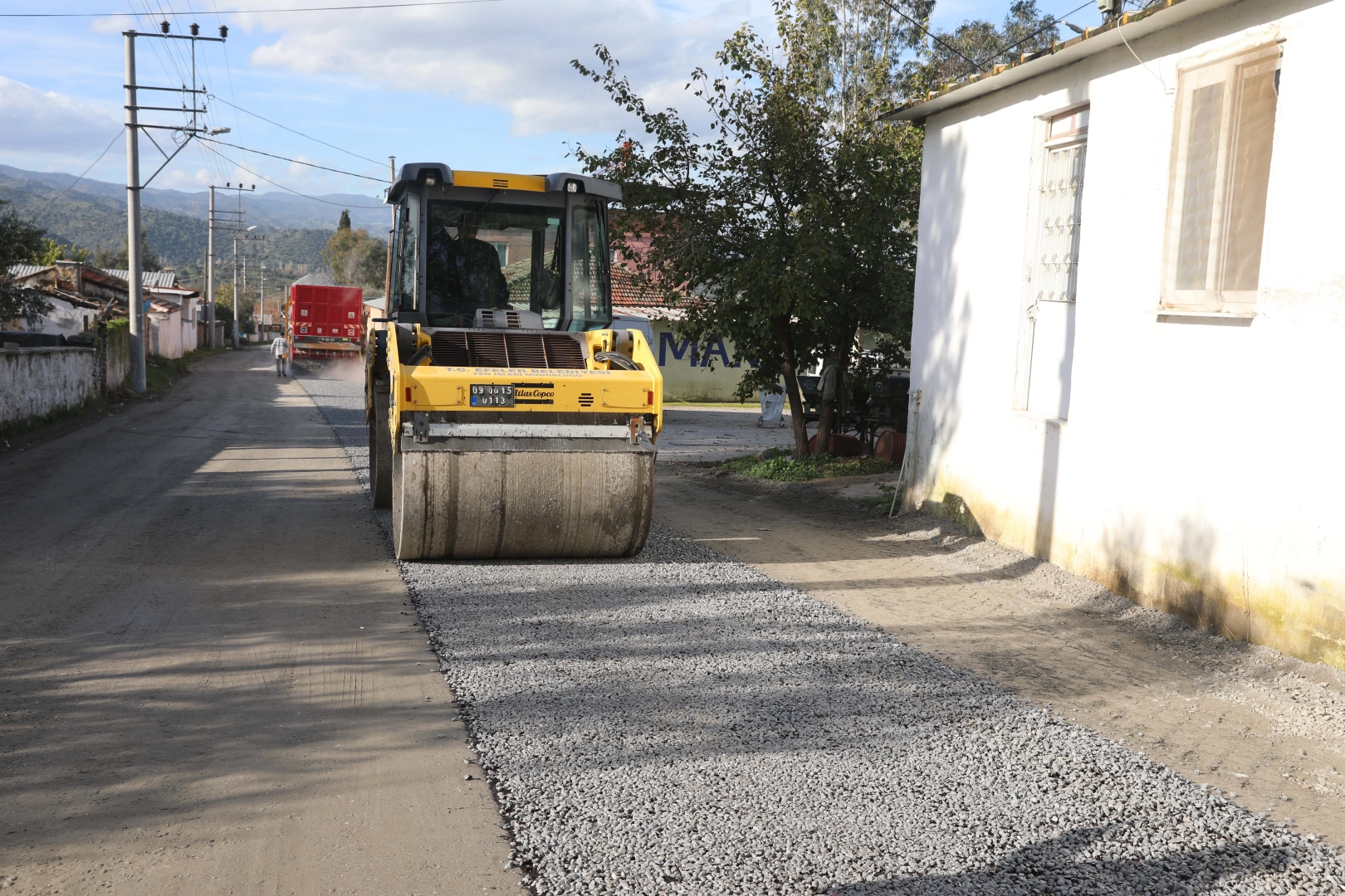 Efeler'de yol asfaltlama çalışmaları sürüyor