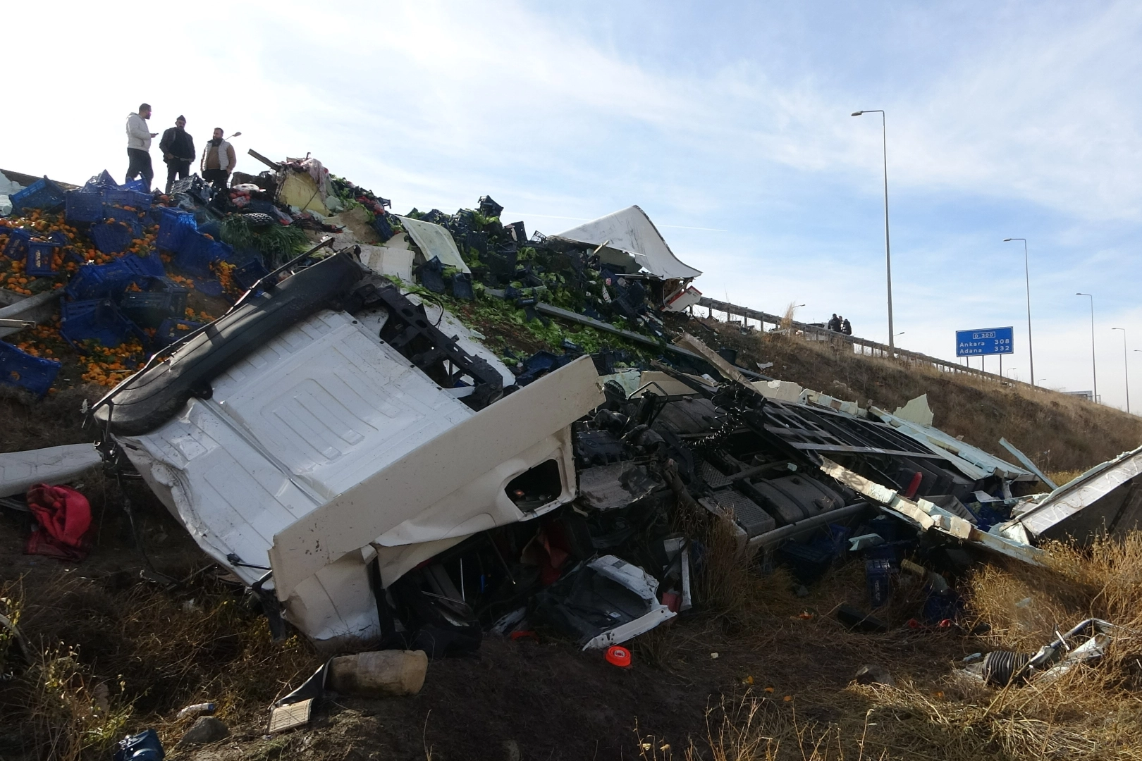 Kayseri’de trafik kazası: Meyve yüklü tır şarampole devrildi