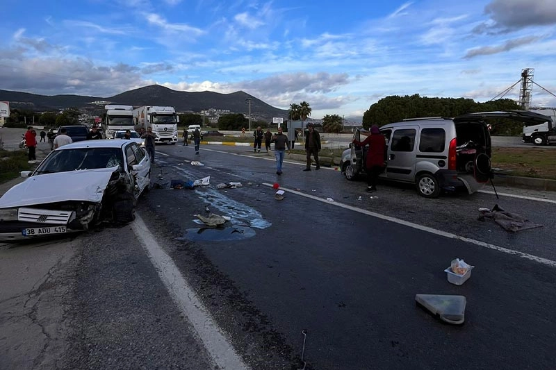 Muğla’da trafik kazası: Otomobil parçaları yola dağıldı, trafik durdu