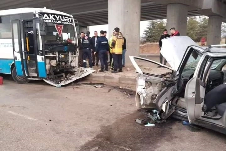 Ankara’da feci kaza: Halk otobüsü ile otomobil çarpıştı