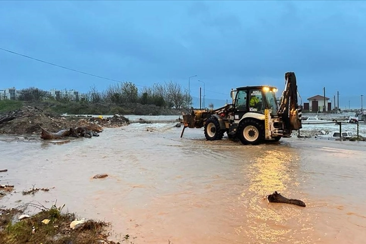 Çanakkale'de şiddetli yağış hayatı olumsuz etkiledi