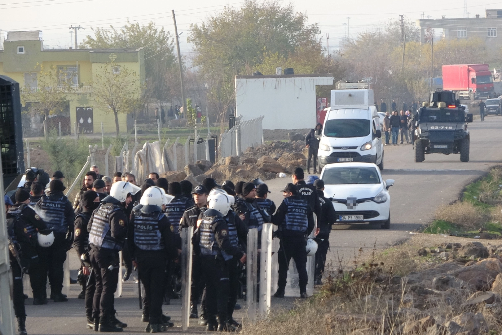 Diyarbakır’da kaleşnikoflu taşlı sopalı kavga