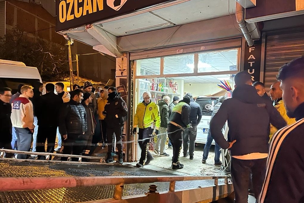 İstanbul'da bir araç dükkana girdi: 2 yaralı