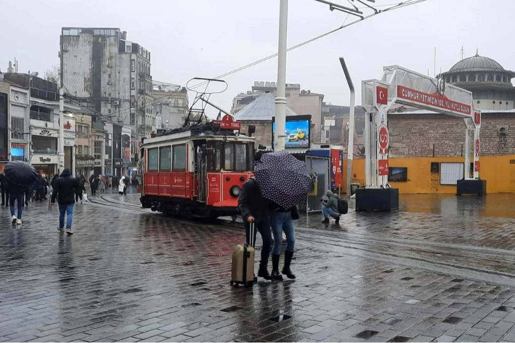 İstanbul'da fırtına vatandaşlara zor anlar yaşattı haberinin görseli