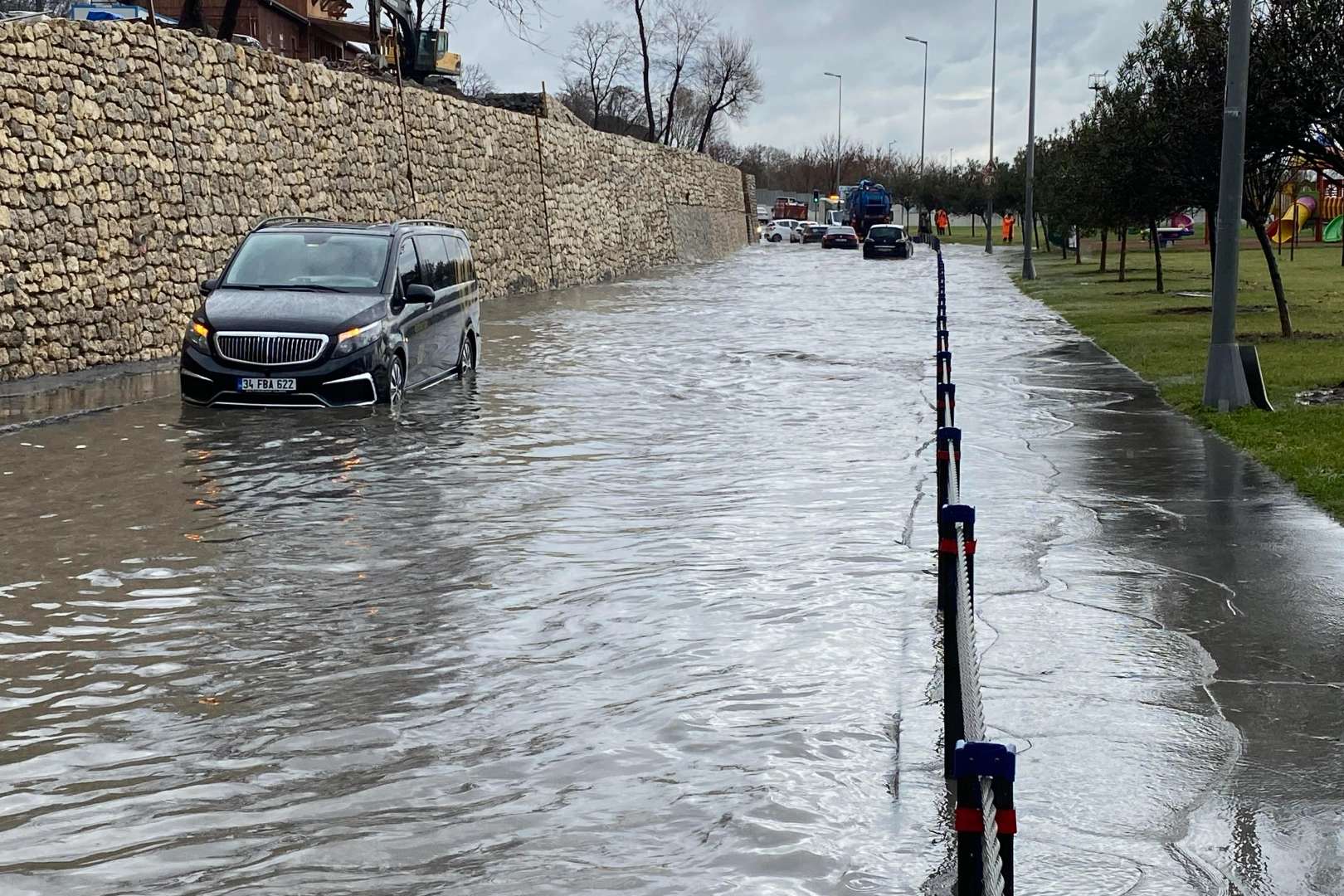 İstanbul’da sağanak yağış hayatı olumusz etkiledi