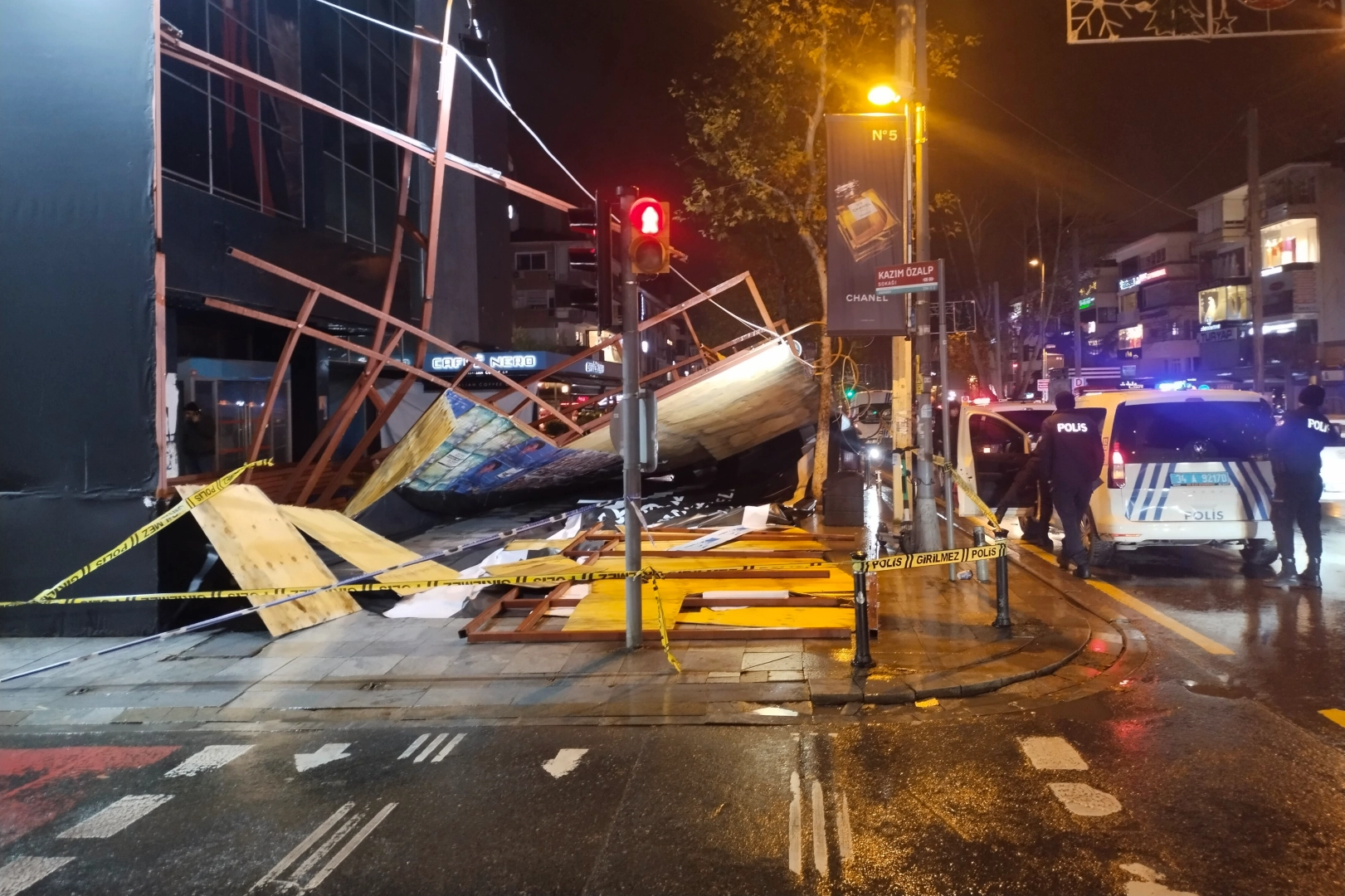 İstanbul’da şiddetli fırtına: Binayı çevreleyen paneller böyle devrildi haberinin görseli